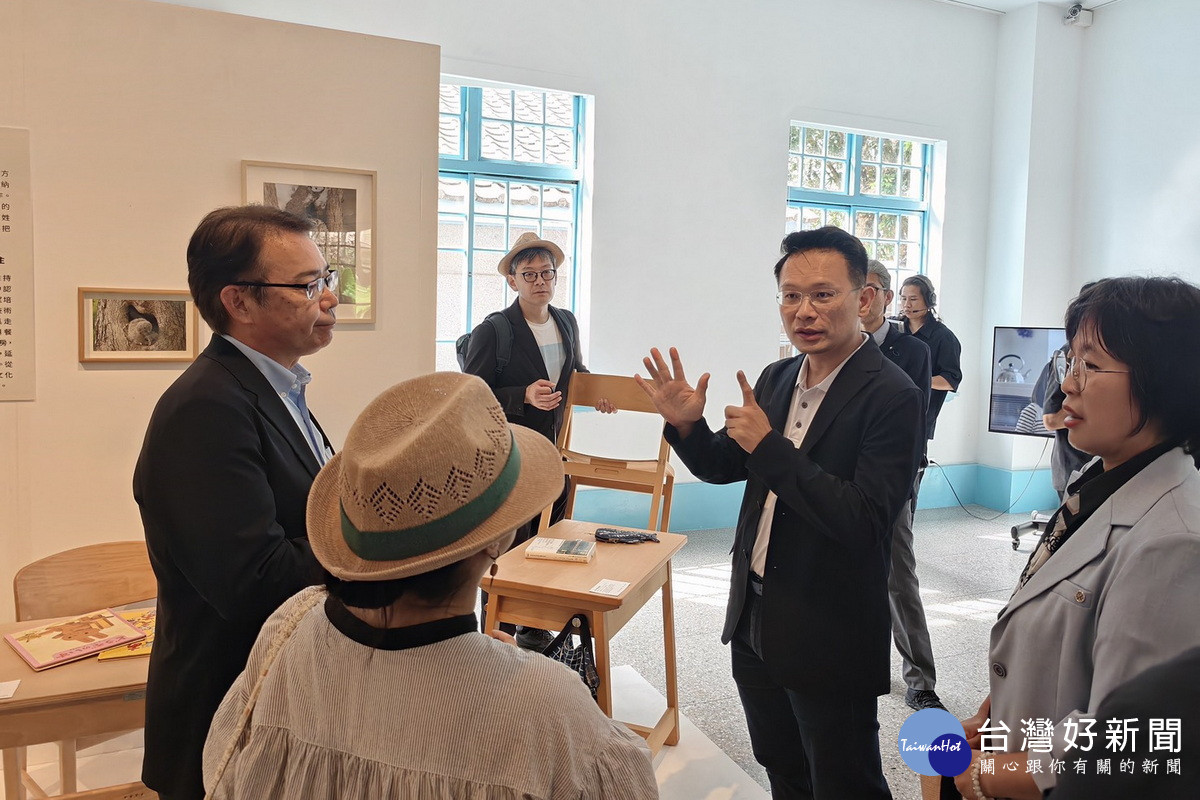 桃園市副市長蘇俊賓陪同貴賓們參觀大溪木博館。<br /><br />