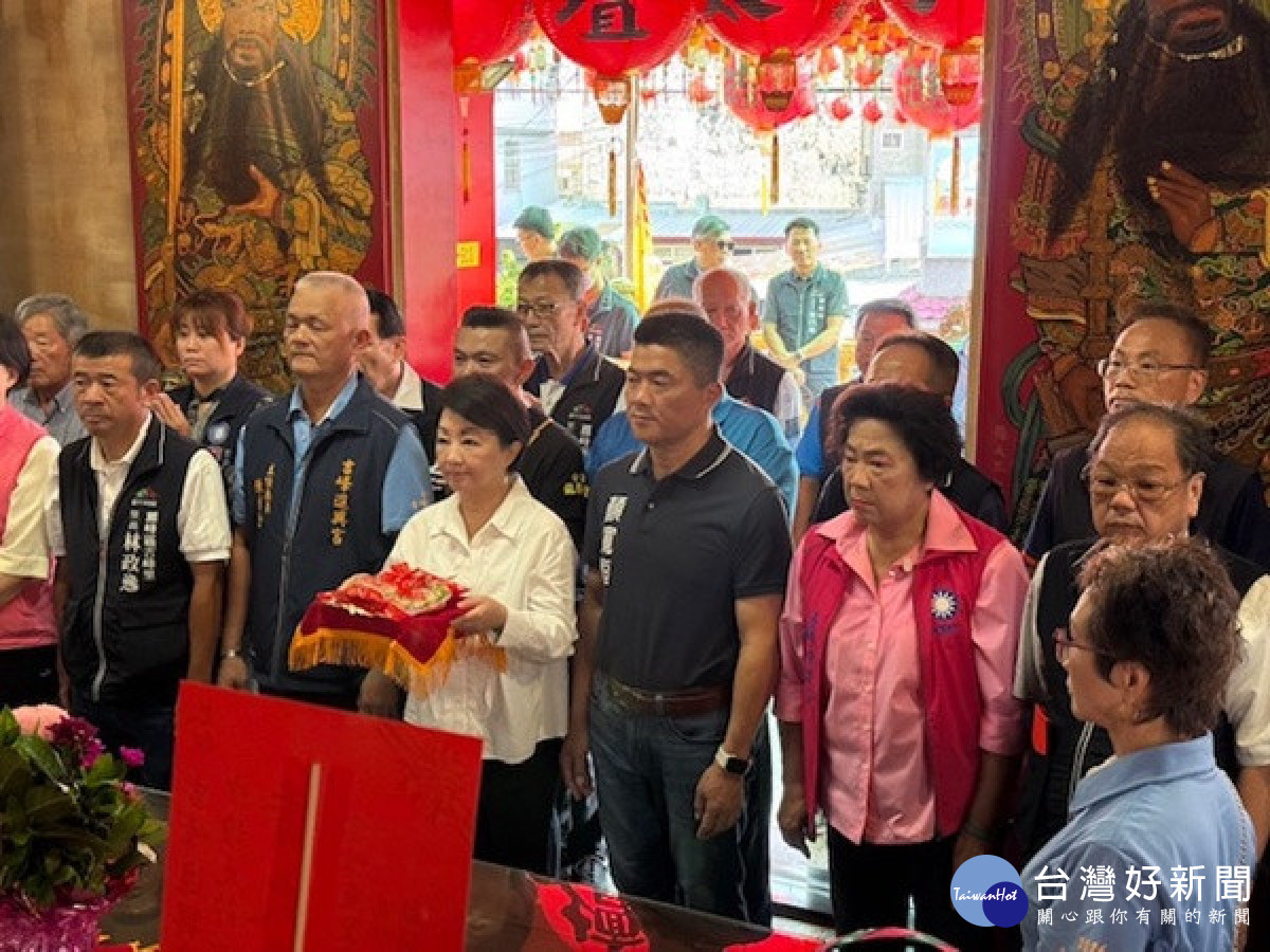 盧秀燕到進興宮參拜。林重鎣