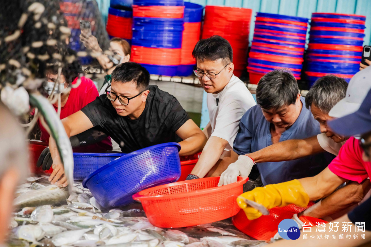 莊競程親自加入搶魚行列。