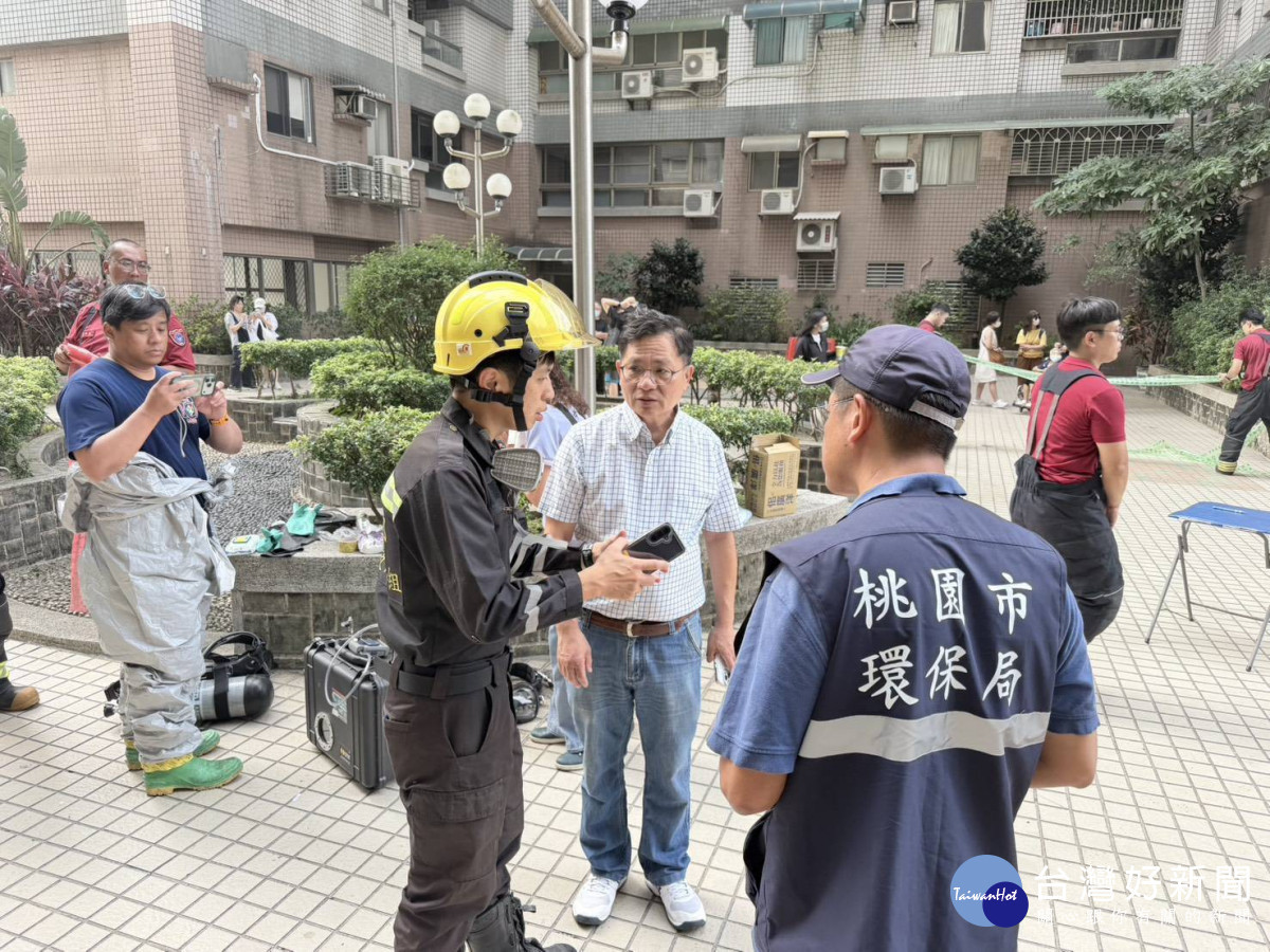 桃園區壽昌街某社區傳出不明異味，環保局接獲通報後，立即會同消防局、警察局及環境部環境事故專業技術小組展開聯合查察。