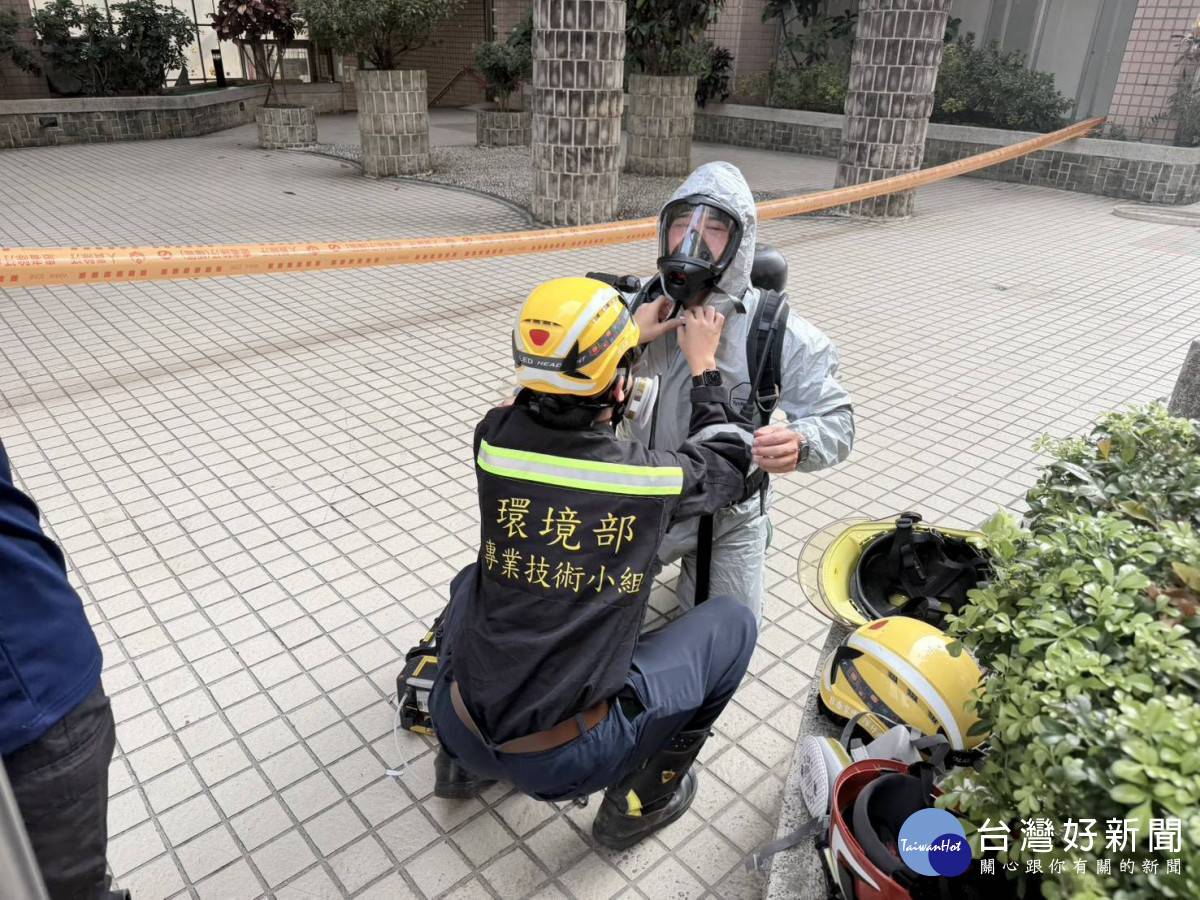 桃園區壽昌街某社區傳出不明異味,環保局接獲通報後,立即會同消防局、警察局及環境部環境事故專業技術小組展開聯合查察。<br /><br />
