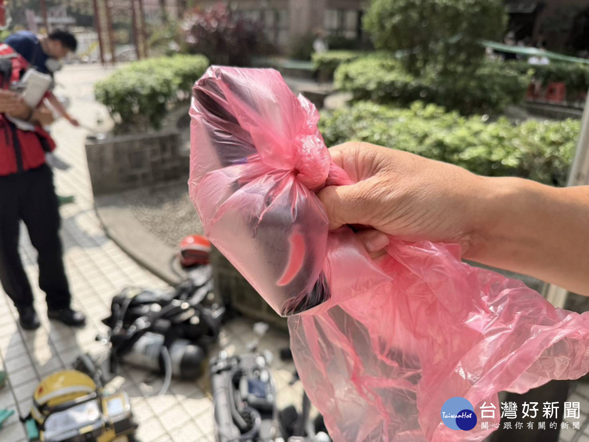 桃園區壽昌街某社區傳出不明異味,環保局接獲通報後,立即會同消防局、警察局及環境部環境事故專業技術小組展開聯合查察。<br /><br />
