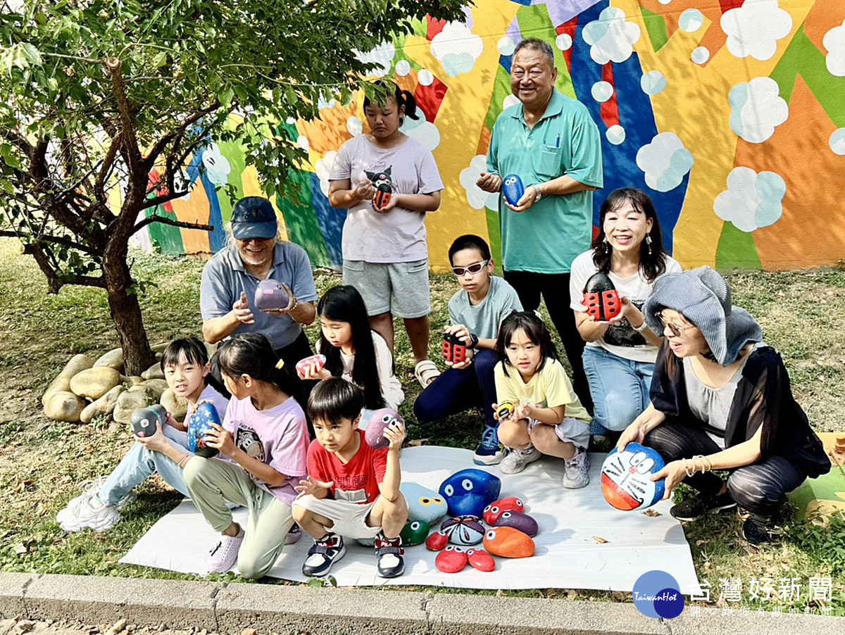 工程挖出的石頭變藝術 桃市圖攜手社區彩繪成功公園