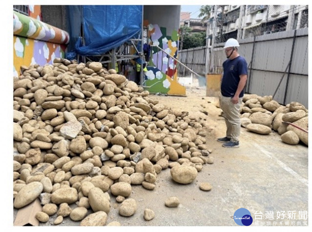 工程挖出的石頭變藝術 桃市圖攜手社區彩繪成功公園