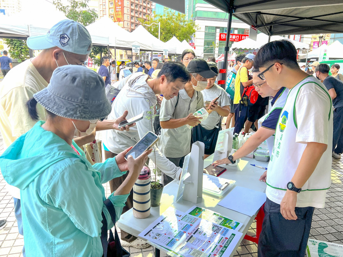 ▲高雄大遠百歡慶週年慶還結合公益與永續行動，透過環保、生態保育、動物保護及社會福利等多元主題，邀請民眾在參與活動的同時，以實際行動支持公益。（圖/高雄大遠百提供）
