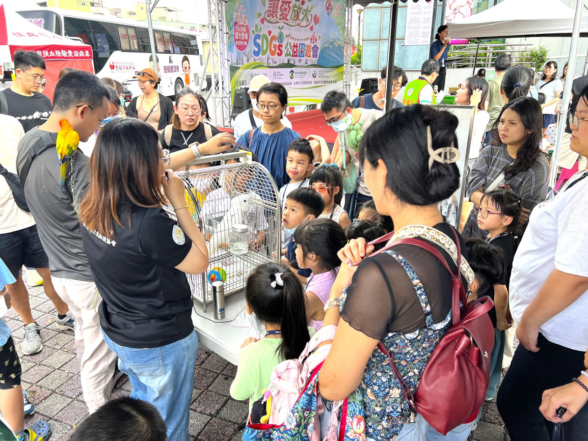 ▲高雄大遠百歡慶週年慶還結合公益與永續行動，透過環保、生態保育、動物保護及社會福利等多元主題，邀請民眾在參與活動的同時，以實際行動支持公益。（圖/高雄大遠百提供）