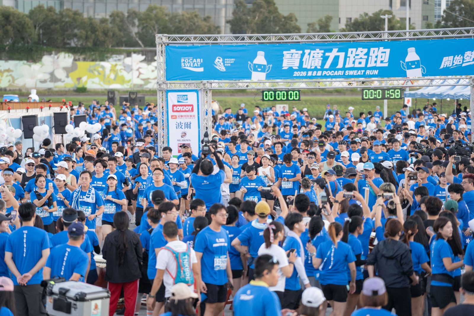 【圖03】寶礦力路跑被譽為「人生第一場路跑首選」，歷年參賽者超過七成為新手跑者；本屆再次吸引近萬名跑者穿上經典藍 T 熱血開跑，展現全民運動活力