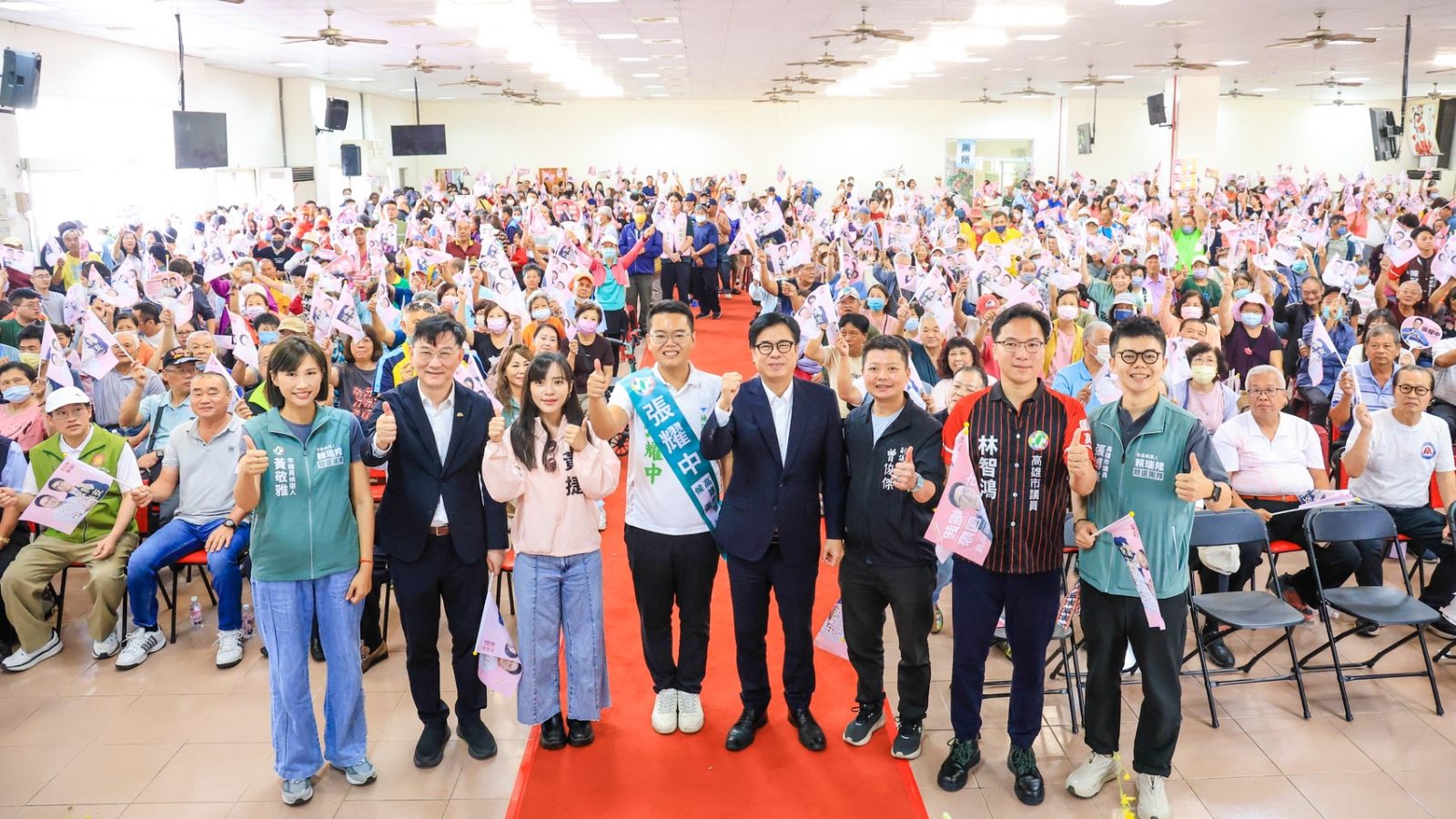 高雄林園大寮市議員候選人張耀中成立競選總部,現場湧入千人以上鄉親共襄盛舉。(圖/記者陳維鈞拍攝)