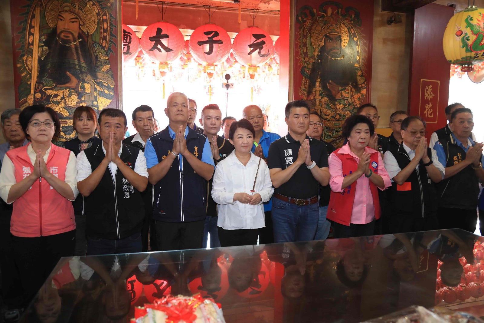 ▲市長盧秀燕今(18)日趁中壇元帥聖誕千秋祝壽大典，親自出席揭牌儀式，祝壽參拜。(圖/記者顏淑娟翻攝)