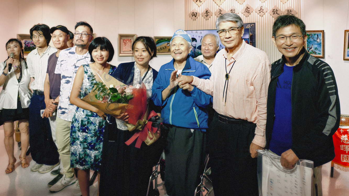 ▲80歲創辦人吳素蓮親自向前文化中心管理處處長李文能獻花，感謝他當年頂住社會壓力，支持人體藝術走進文化殿堂，跨越數十年的藝術情誼令人動容。（圖/記者黃淑貞攝）