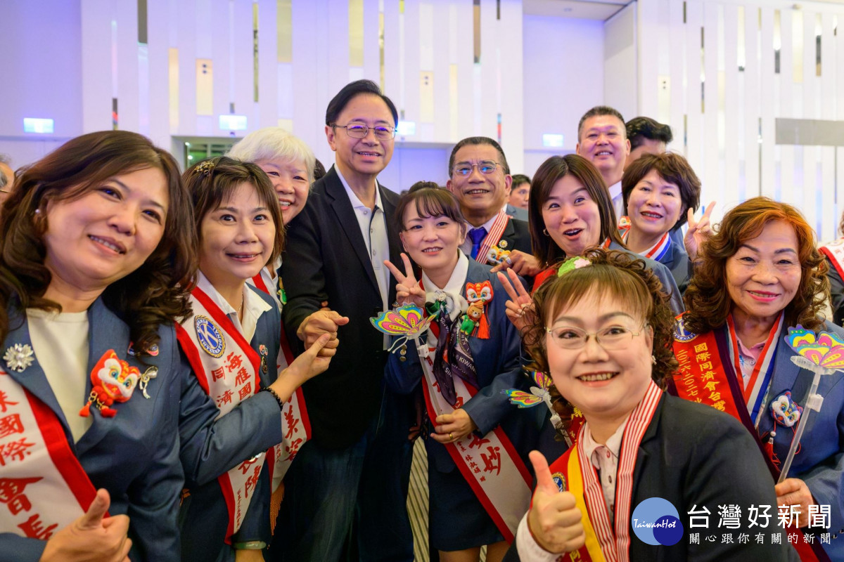 張市長與國際同濟會成員合影。
