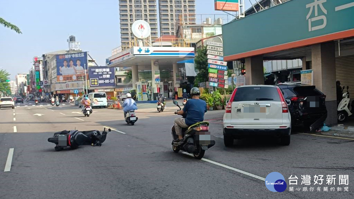 台中北區中清路一段發生連環車禍，造成女騎士擦傷、男子頭暈送醫，肇事駕駛棄車逃逸。（圖/陳招宗翻攝）