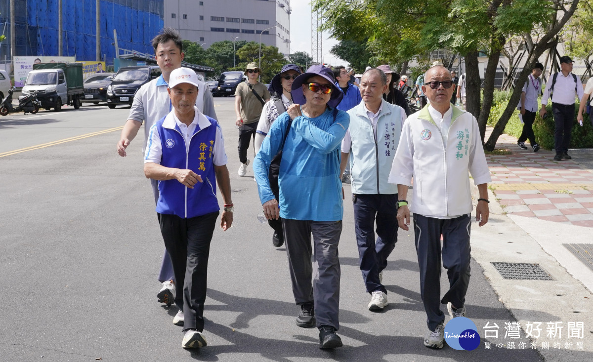 劉局長偕同市議員步行現勘路線。