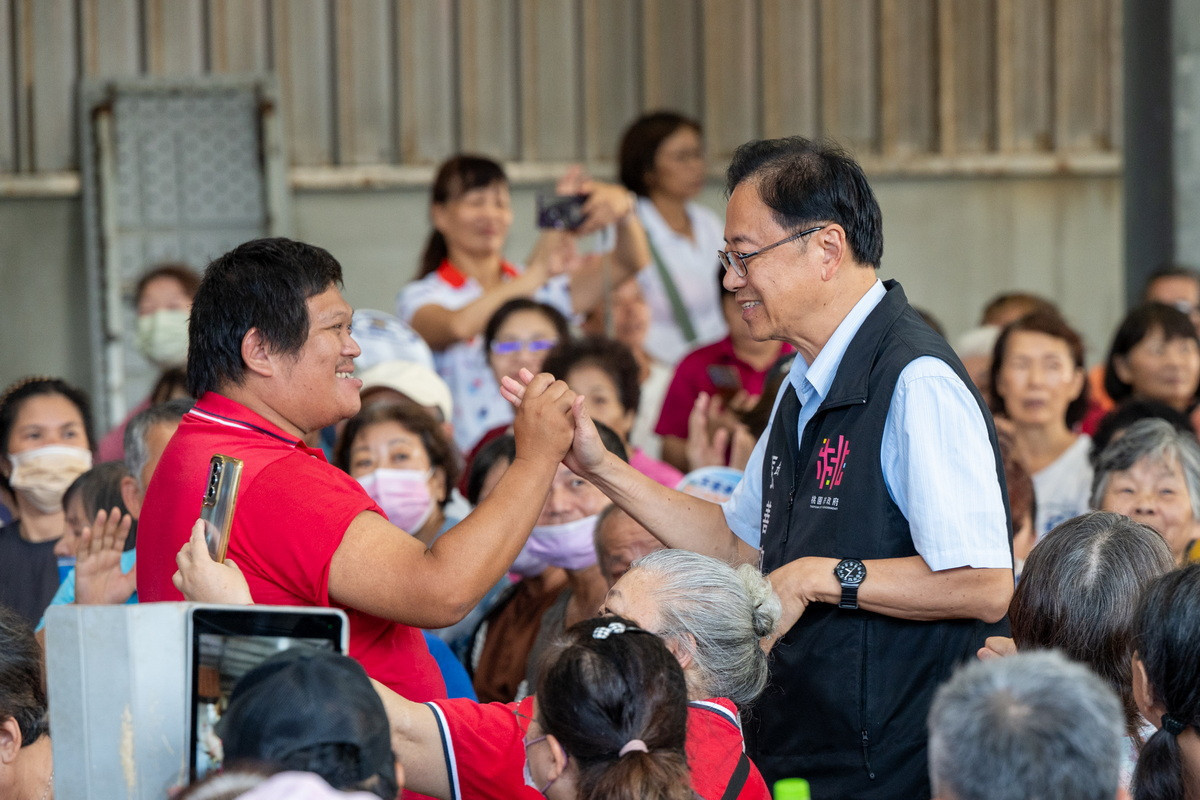 桃園市長張善政出席「桃園市觀音草漯多功能場館願景說明會」與民眾互動。<br /><br />