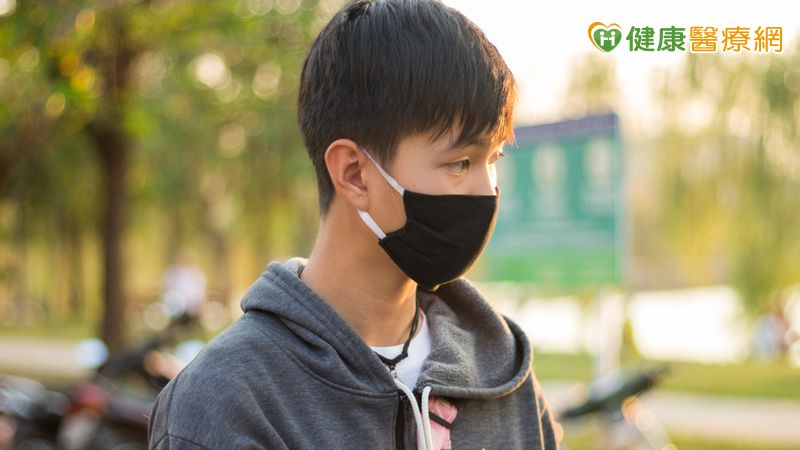 不是為了防疫!近1/4青少年長時間戴口罩 背後原因讓人心疼