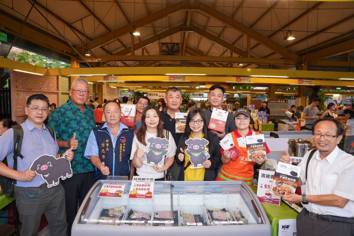 圖/農業部與中央畜產會走訪臺灣黑豬展售攤位,與攤商互動交流,深入了解國產黑豬產品,透過面對面交流展現對黑豬產業的重視與支持。