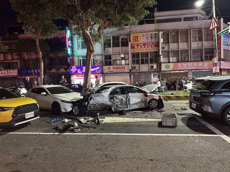 桃園市中壢區環北路、民權路口18日晚間發生連環車禍,一名37歲男子接連撞擊多輛汽車,造成4人受傷。(翻攝畫面