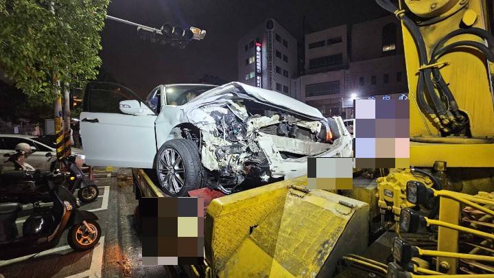 國道1號彰化秀水段凌晨車禍！小客車自撞護欄再遭追撞　2駕駛受傷