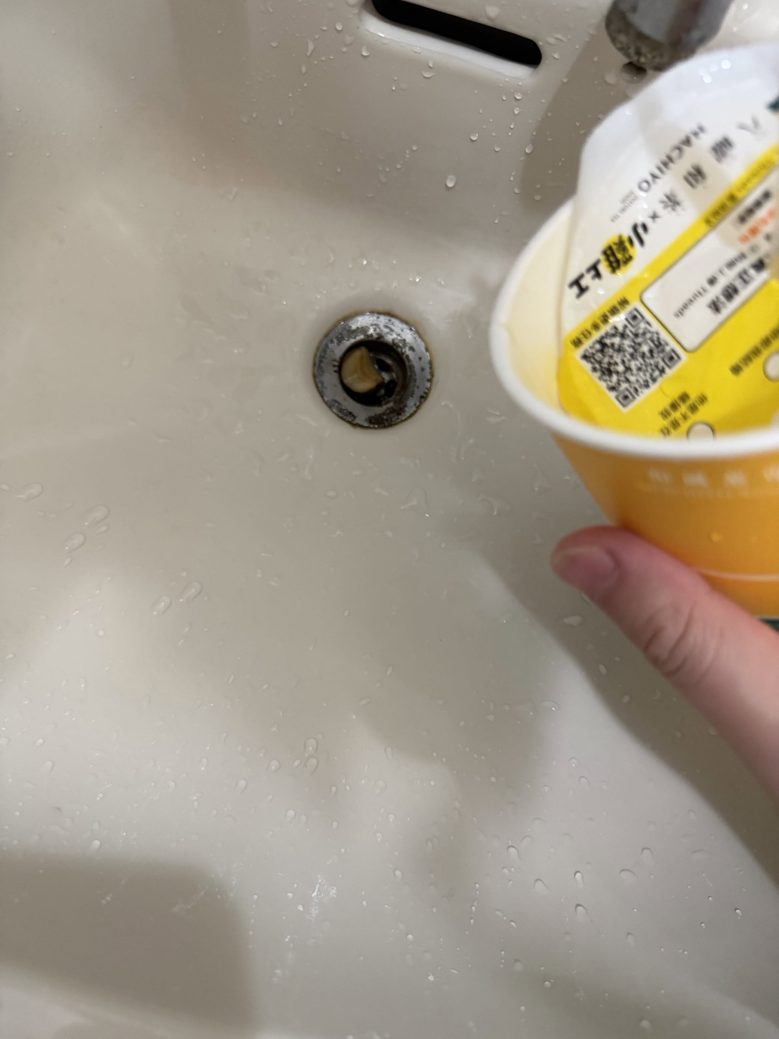 八曜和茶飲品驚見活蛞蝓！民眾以為是梅子嚇壞急診　東海門市停業調查