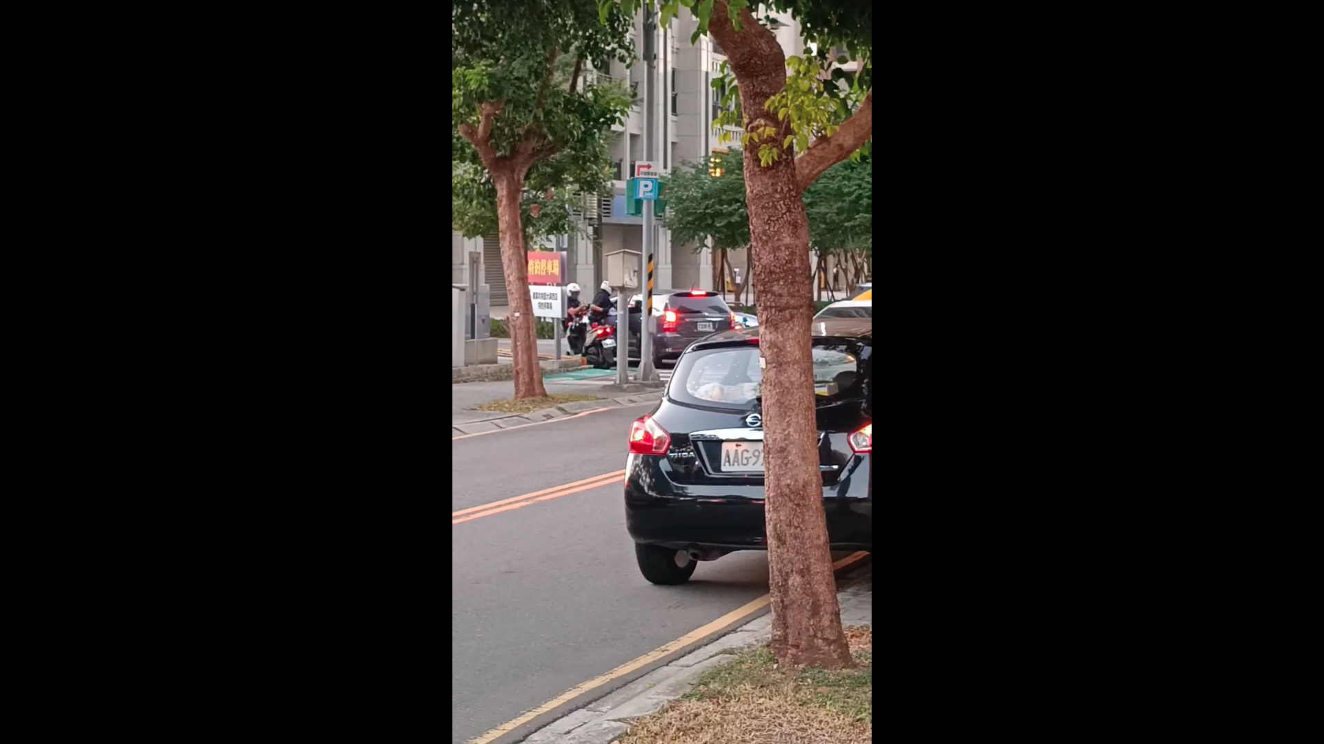 桃園男掛失竊車牌拒檢狂逃!撞路燈遭警破窗拖下車 酒測超標、毒品快篩陽性