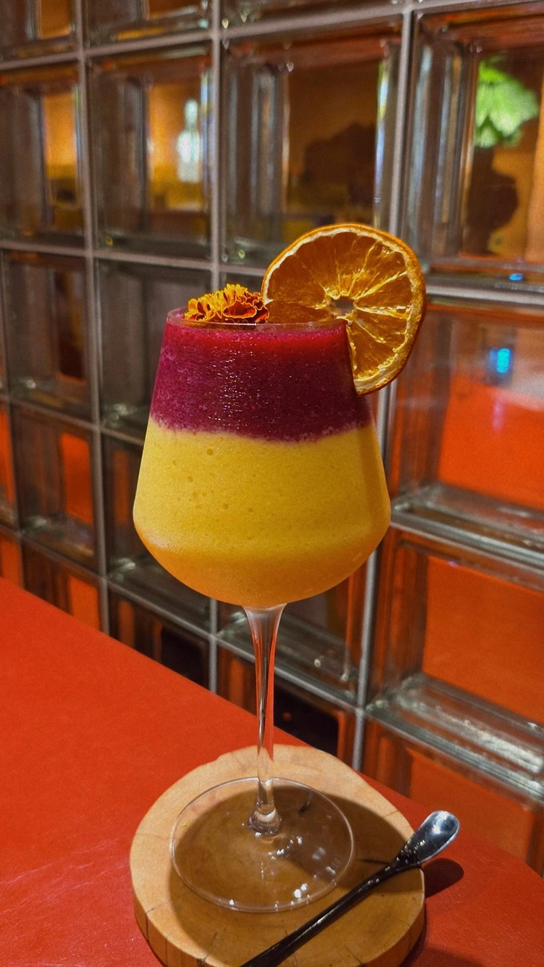 民眾在台中嵩SUNG美村店用餐,發現飲品裝飾花朵上出現疑似活蛞蝓的生物,業者事後公開致歉,宣布自主停業一天並提供當日消費者全額退費。(圖/翻攝自Threads/@k382214)
