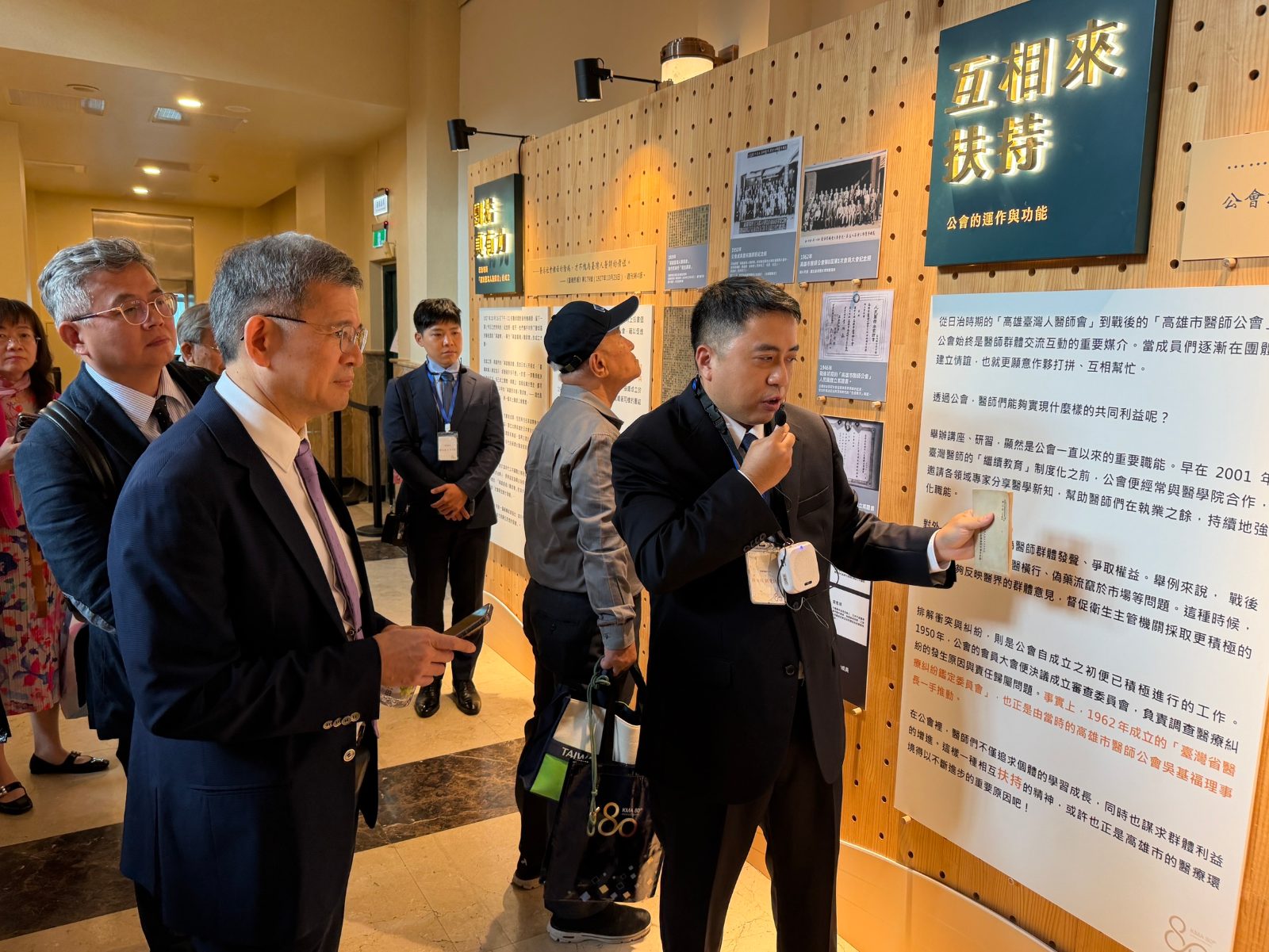 ▲典禮最後由導覽人員引領貴賓參觀位於高雄市立歷史博物館3樓迴廊的80週年回顧特展。（圖：高雄市醫師公會提供）