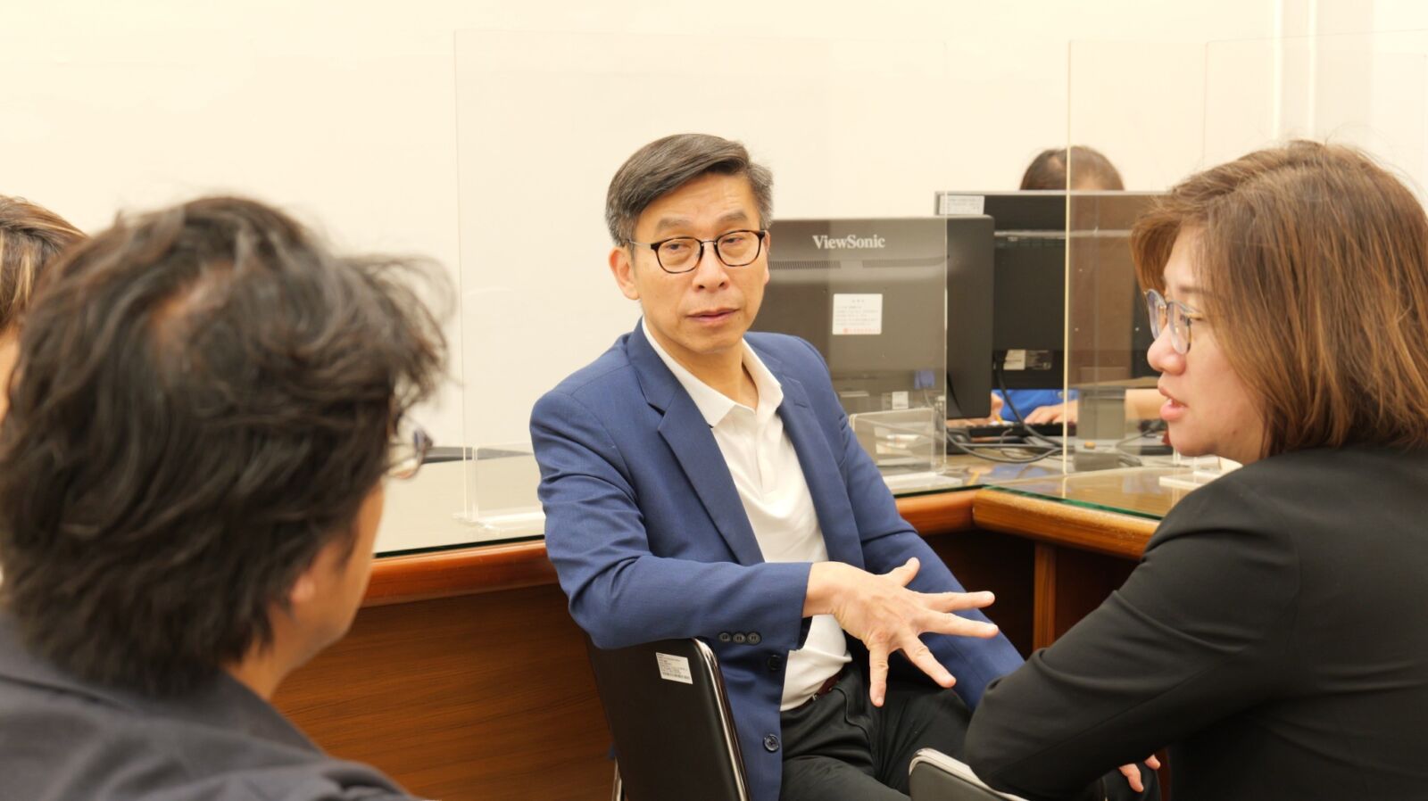 批藍白修《老福法》「劫貧濟富」 鍾佳濱:刪弱勢醫療補助難以接受 216 批藍白修《老福法》「劫貧濟富」 鍾佳濱:刪弱勢醫療補助難以接受 215