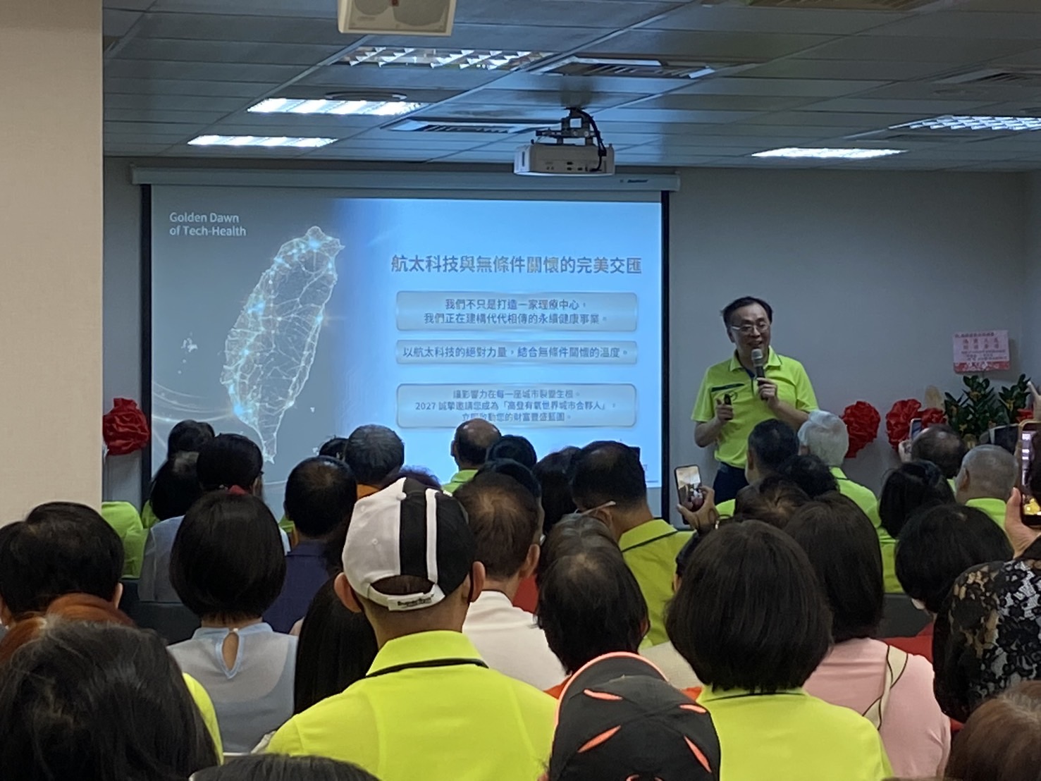 曾憲群董事長率領團隊布局國際市場,積極拓展全球健康產業版圖。(記者包克明 攝)