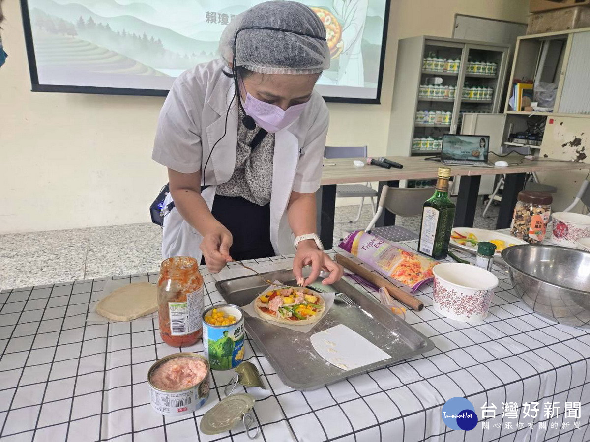 營養師賴瓊麗指導大家做披薩。（ 衛生局提供）
