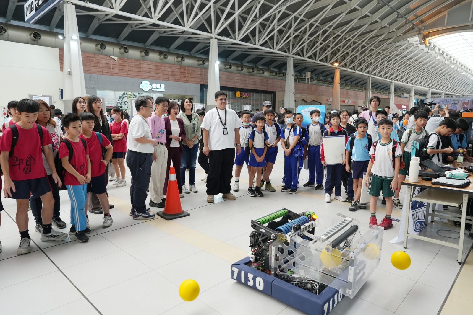 SQ10208 2大葉帶領學童動手探索科學