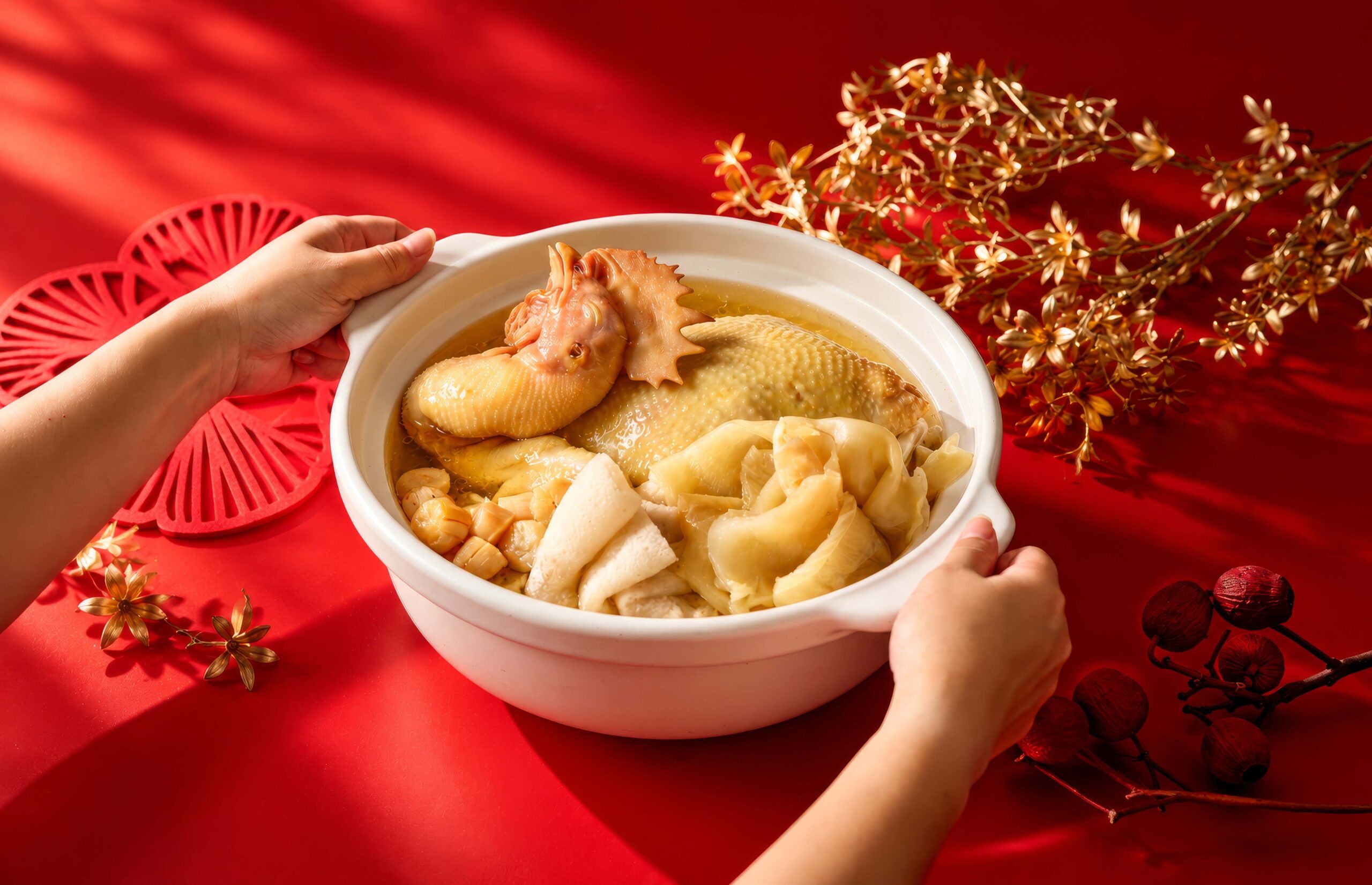 湯品「干貝竹笙燉花膠土雞湯」，以花膠的細緻膠質與干貝鮮味交織醇厚湯韻。(瀚寓酒店提供)