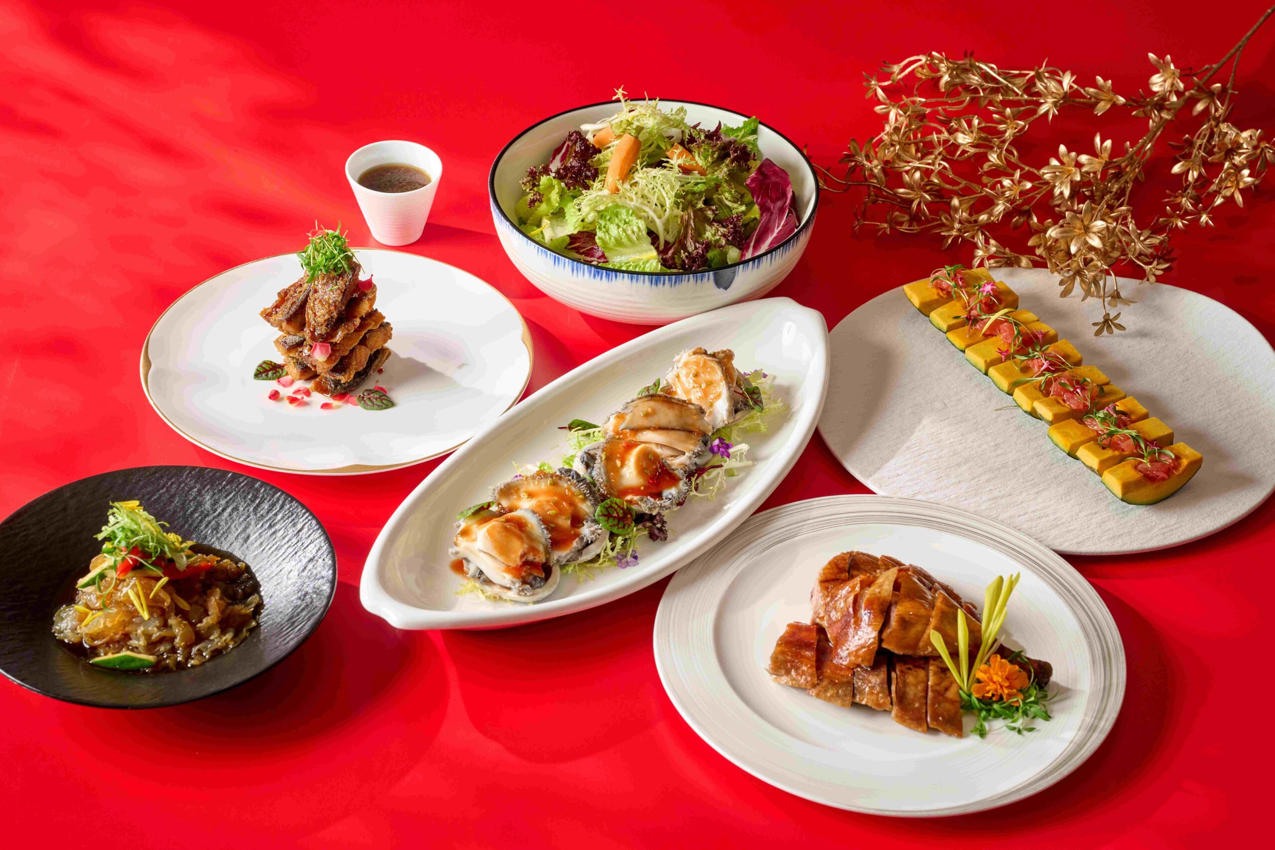 「瀚寓星饌宴」迎賓前菜以「粵式烤鴨」、「五味醬四頭鮑」等佳餚展現細膩風味。(瀚寓酒店提供)
