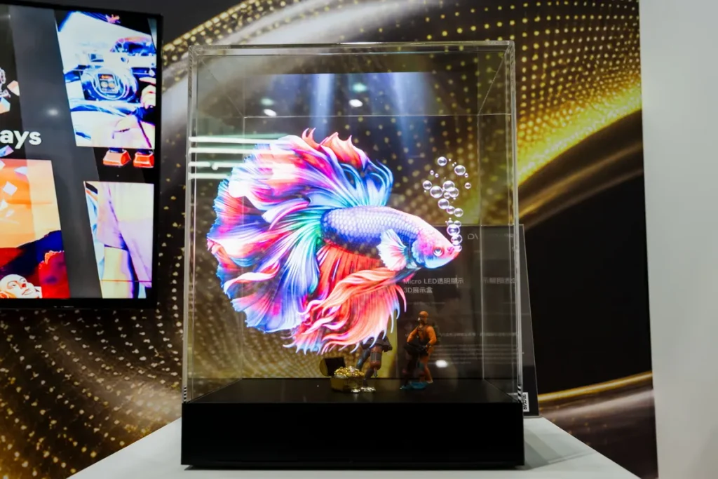 友達光電「Micro LED透明3D浮空智慧櫥窗」不用戴任何眼鏡也能看見3D影像,技術特點為穿透度可達60%,同時還能維持高亮度,而且在同等亮度下,用電大約只有傳統方案的三分之一。