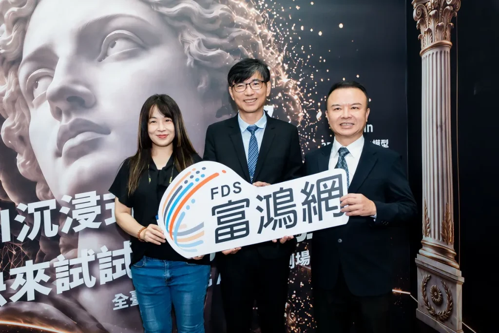產發署邱求慧署長(中)與富鴻網呂宗道副總經理及同仁合影(右)。