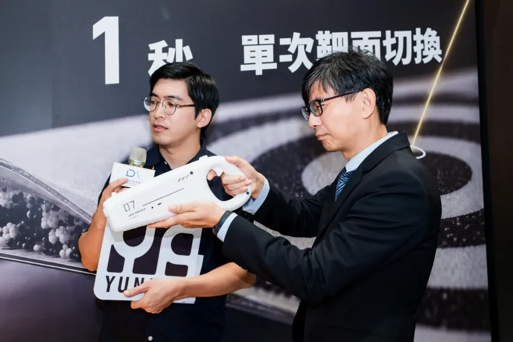 紜品有限公司「電子紙智慧射擊靶」將電子紙靶面、雷射落點定位及成績管理整合為可攜式智慧射擊靶,讓模擬射擊的落點即時顯示於靶面,並同步記錄訓練成績。