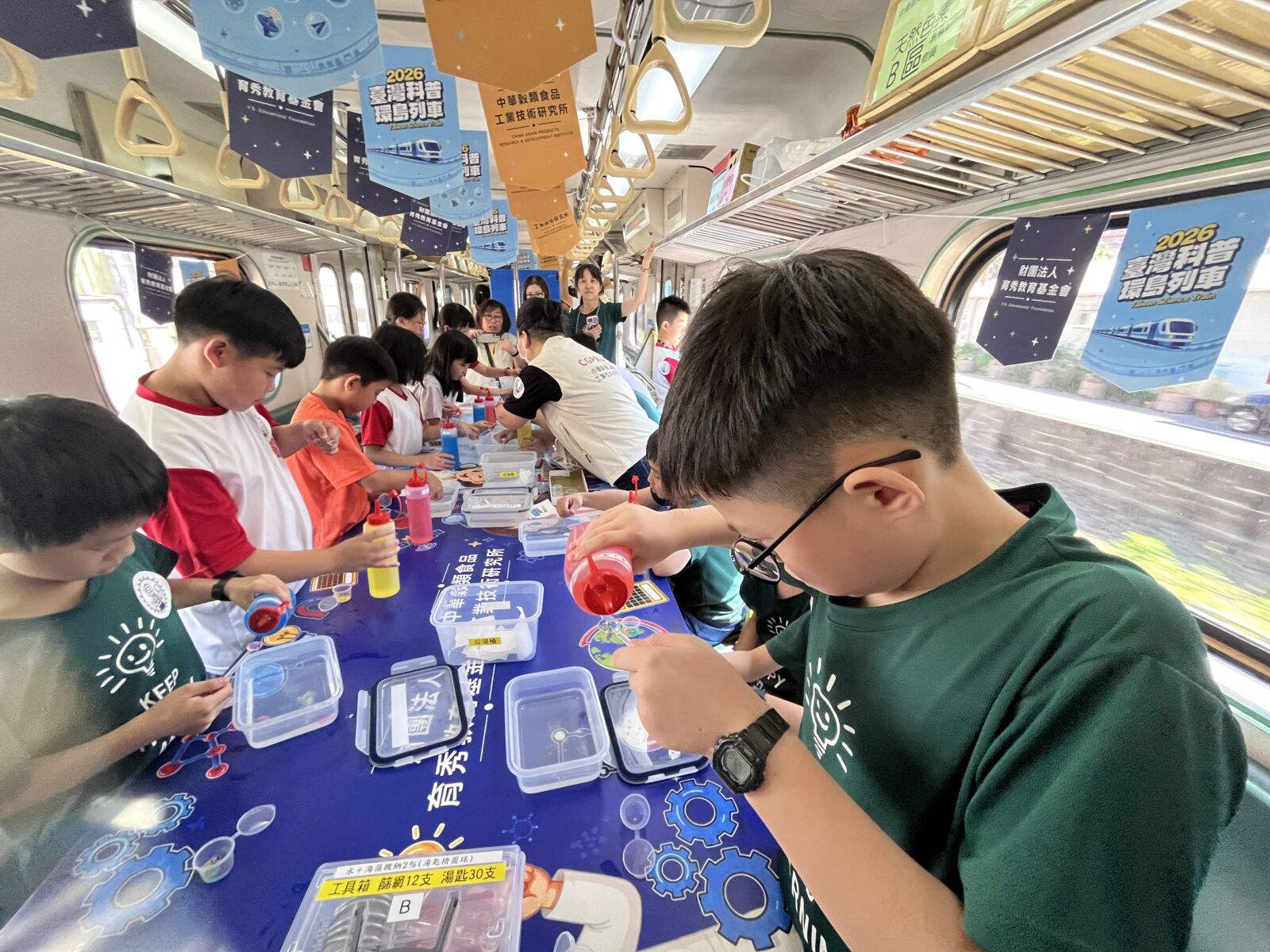科普環島列車啟程!育秀教育基金會攜手產學夥伴 讓科學教育走進偏鄉 230 科普環島列車啟程!育秀教育基金會攜手產學夥伴 讓科學教育走進偏鄉 229