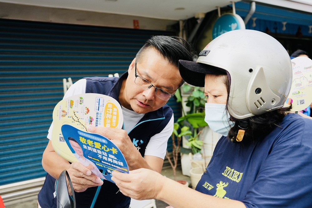 吳旭智掃街發「拇指扇」 宣傳竹北「高齡生活支持網」3政策 224 吳旭智掃街發「拇指扇」 宣傳竹北「高齡生活支持網」3政策 223