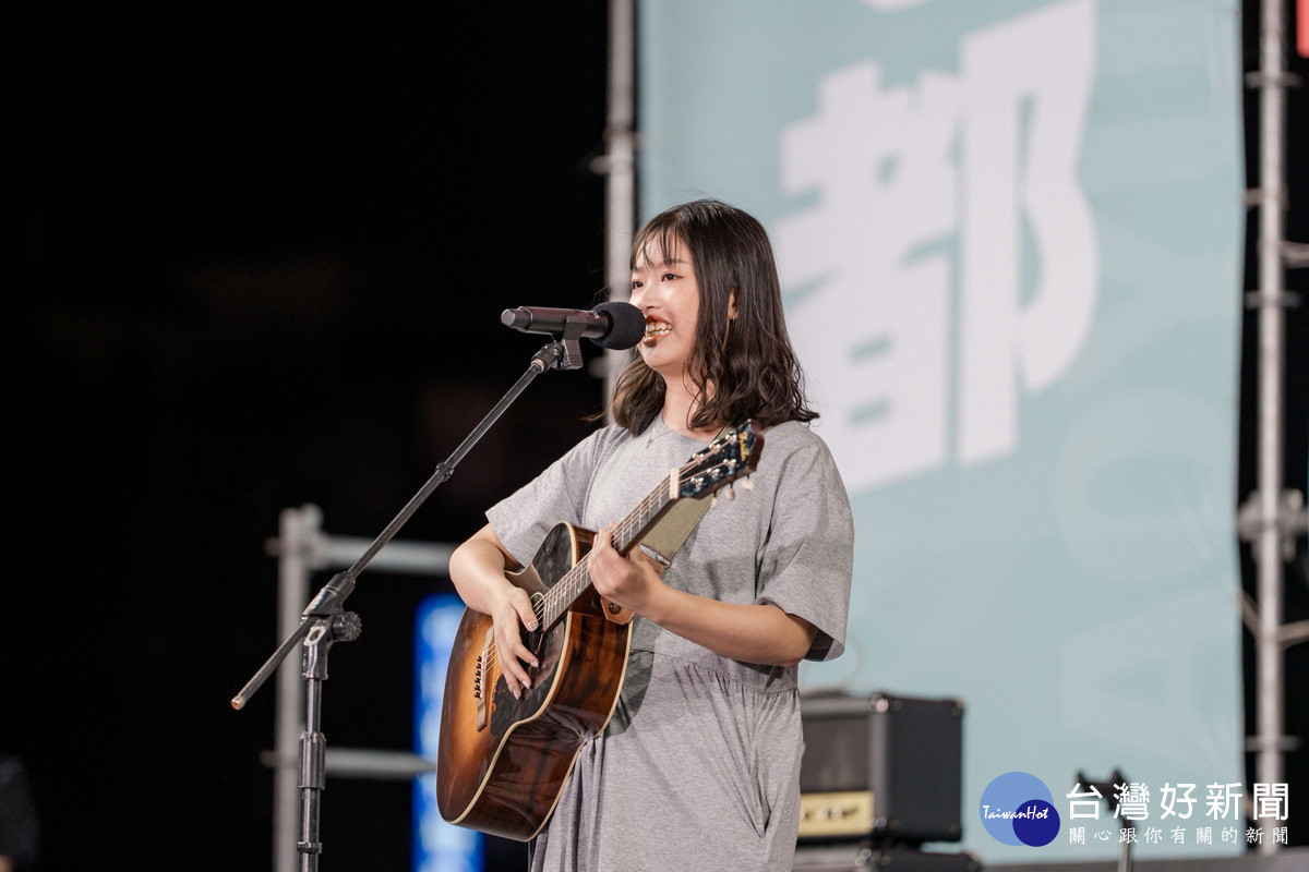 23歲創作歌手林佳美自發創作歌曲「有一個人叫黃世杰」,從Threads留言到助選歌曲成為選戰暖心花絮。