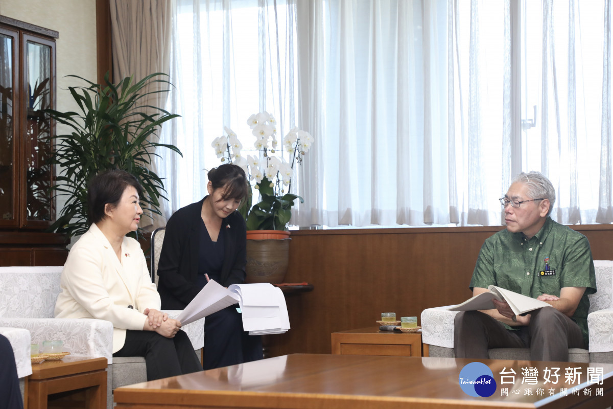 沖繩縣政府資深副知事宮城嗣吉(右)接待盧秀燕市長
