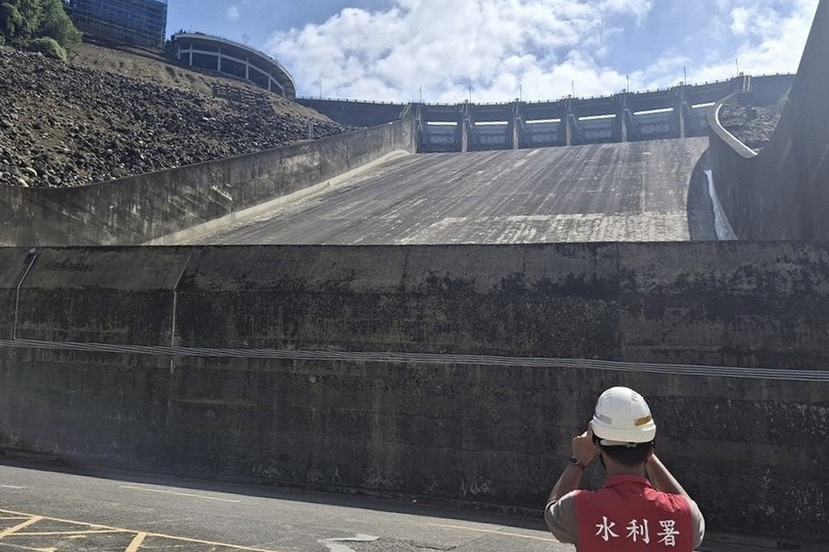因應強烈颱風「薔琵」來襲,北水分署進行石門水庫設施(溢洪道)檢查。<br /><br />