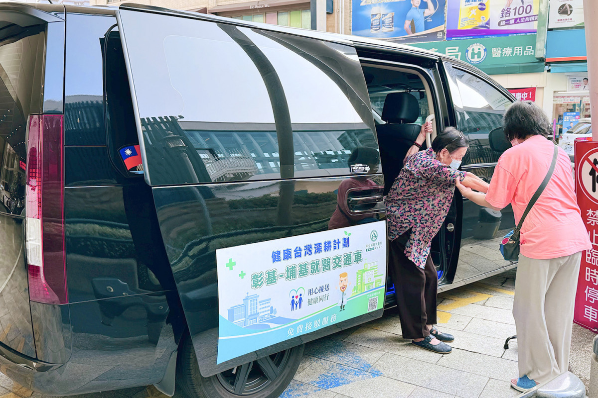 埔基病人透過綠色通道轉介，搭乘就醫交通車前來彰基進行核子醫學科影像檢查。