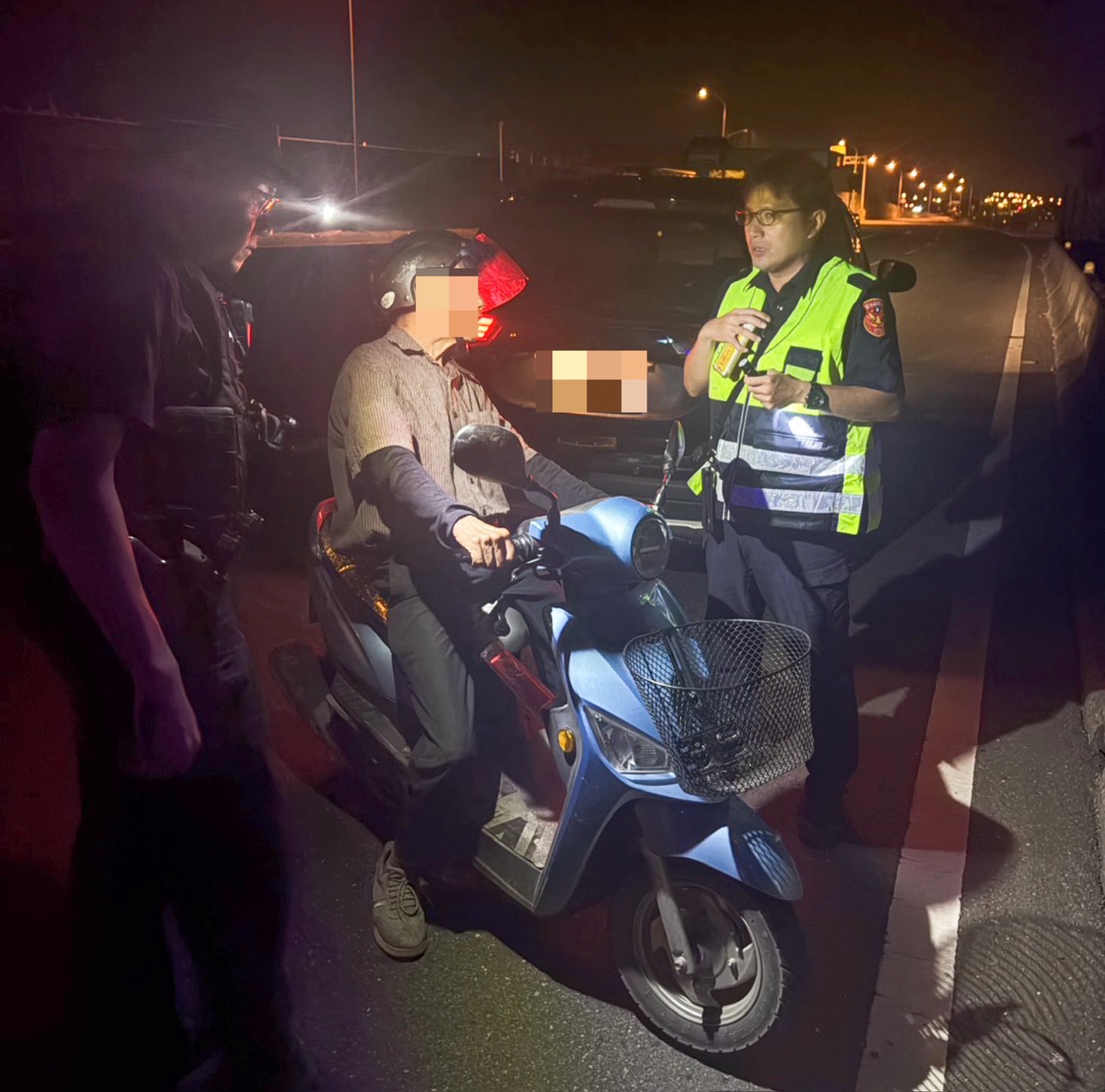 雲林江姓失智老翁獨自騎車就醫後迷途,北港警方沿線搜尋,最終在口湖鄉台17線平安尋獲。(圖/雲林縣警察局北港分局提供)