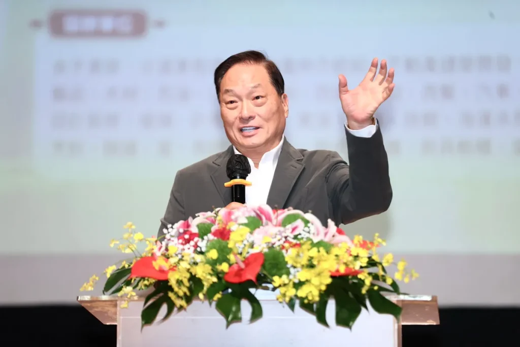 台北市商業會理事長王令麟於「慶祝第80屆商人節暨表揚大會」致詞，表示商業會將持續與市府及產業界合作，凝聚共識，提升產業競爭力。（圖／臺北市商業會提供）