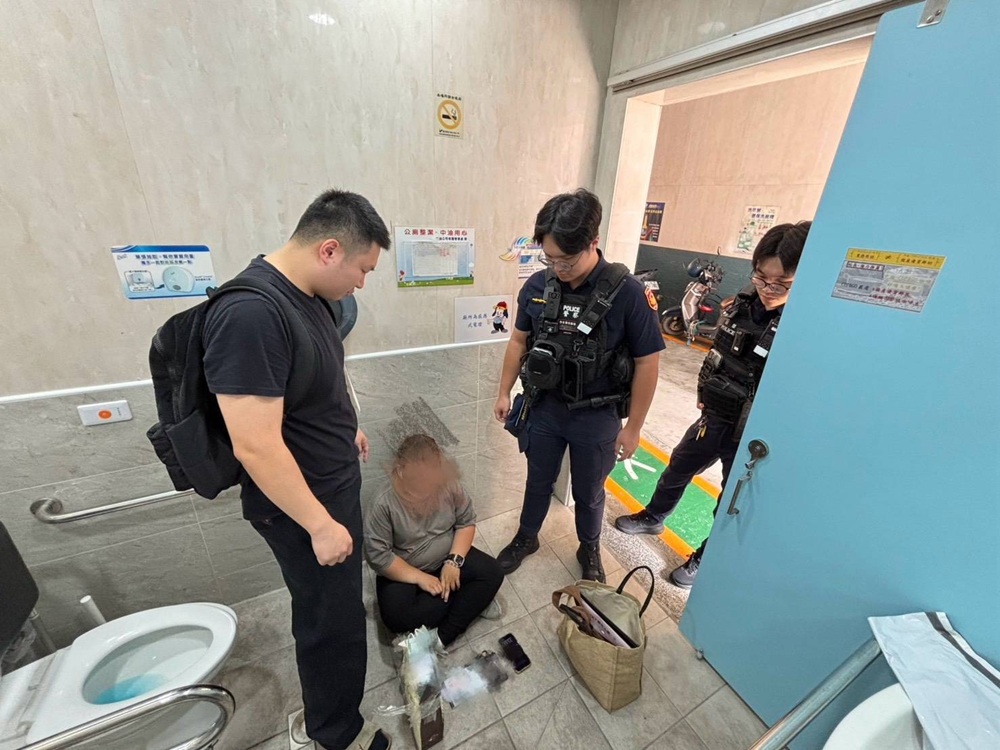 面交車手躲公廁數錢 涉假交友真詐財開門見警嚇傻 214 cnews204261021a08