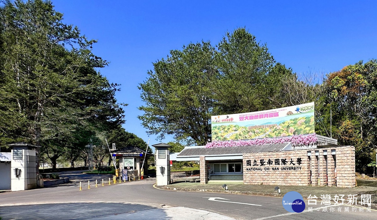 圖說:暨大台21線新校碑旁正興建極具在地特色的「穿山甲造型公車亭」,未來大眾搭乘公共運輸抵達後,順著綠意盎然的車道步行走入宛如世外桃源的「暨大自然教育園區」,入園享受兼具美感與生態趣味的通行體驗。(暨大提供)