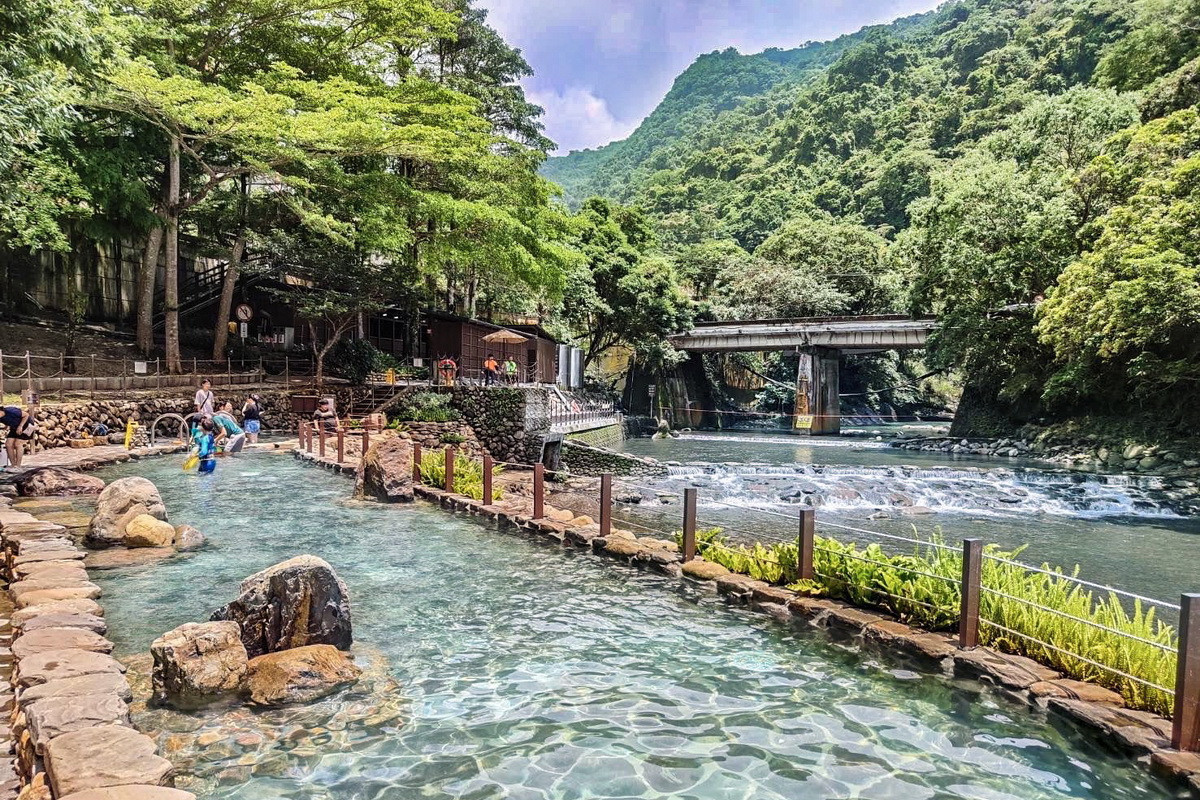 復興區小烏來宇內溪戲水。