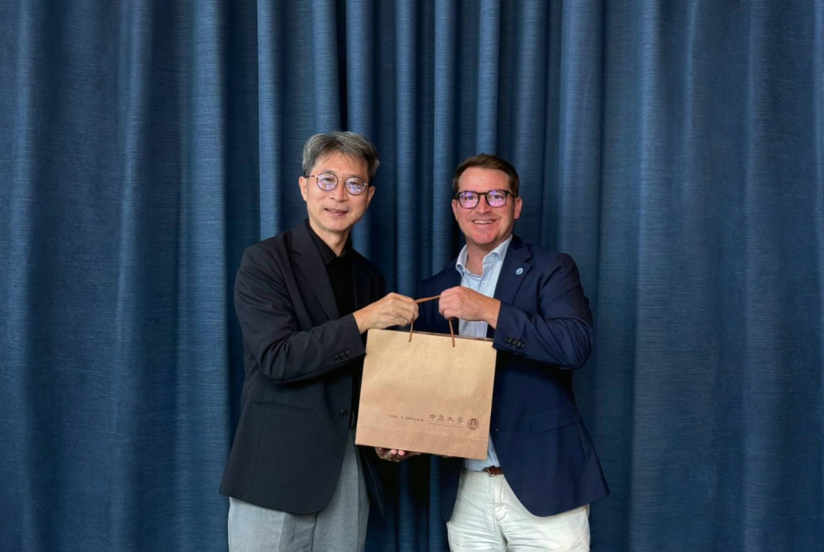 中原大學副校長吳宗遠(左)致贈紀念品予美國NOAA全球系統實驗室天氣資訊暨決策支援部主任Nathan Hardin。<br /><br /> <br /><br />