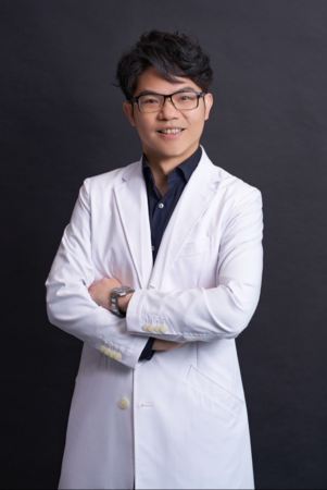台灣男性學暨性醫學醫學會秘書長邱鴻傑呼籲男性朋友若有家族史等高風險因子,或出現排尿異常、血尿等疑似症狀,應儘早接受專業評估與檢查。