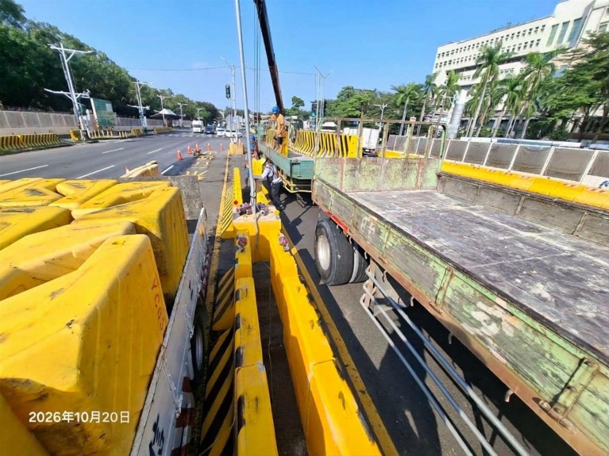 捷運工地吊裝紐澤西護欄與加固施工圍籬(圖/高雄市政府捷運工程局提供)