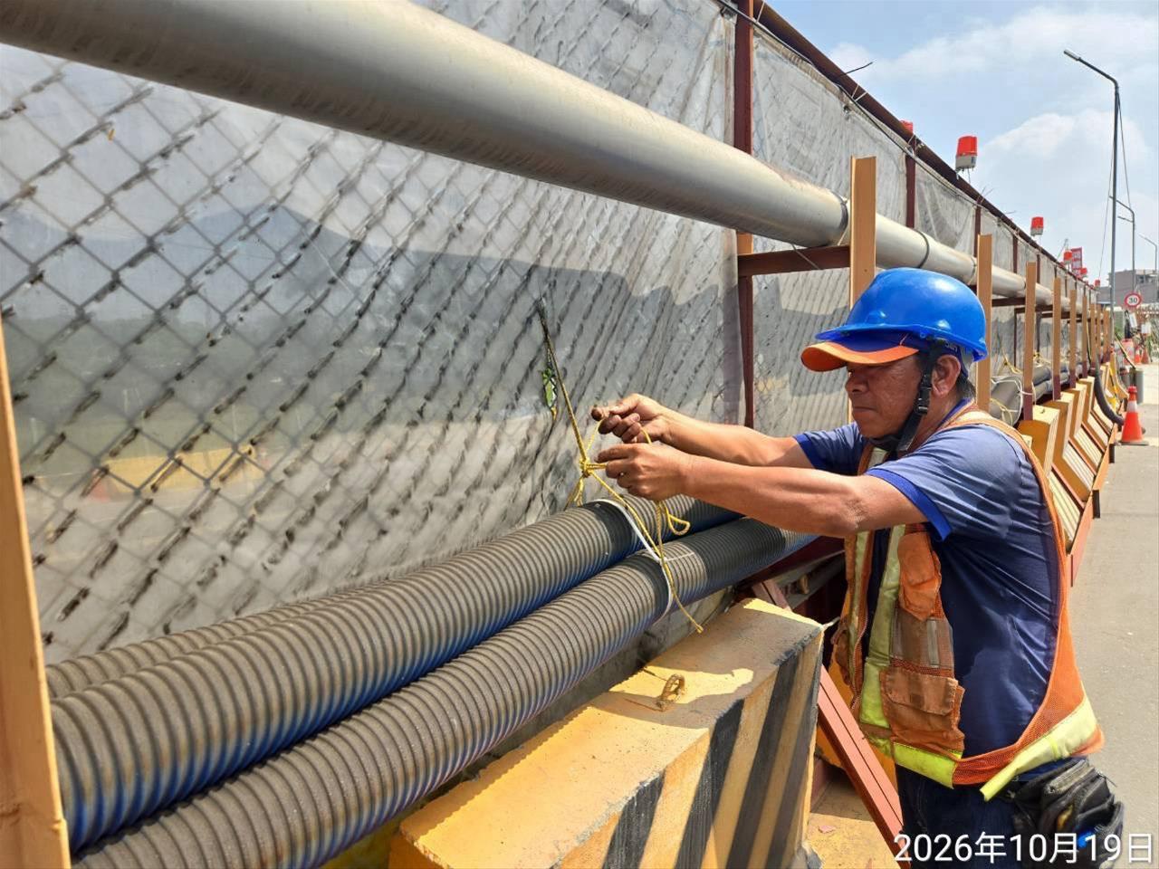 捷運工地吊裝紐澤西護欄與加固施工圍籬(圖/高雄市政府捷運工程局提供)